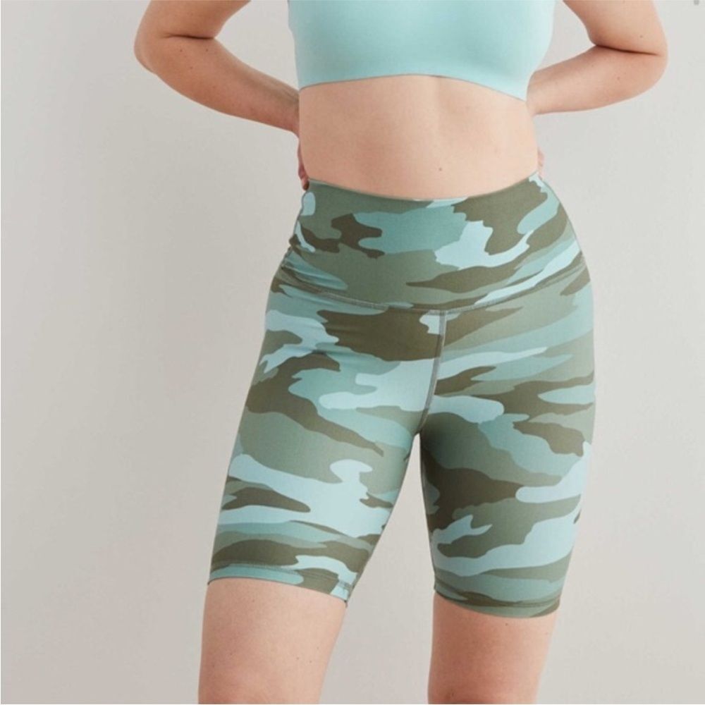 Aerie High Waisted Camo Biker Shorts Women’s Size Medium Green 7” inseam